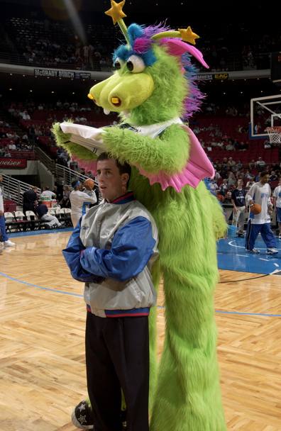 Stuff, la mascotte di Orlando, con l&#39;arbitro Tim Donaghy nel 2003